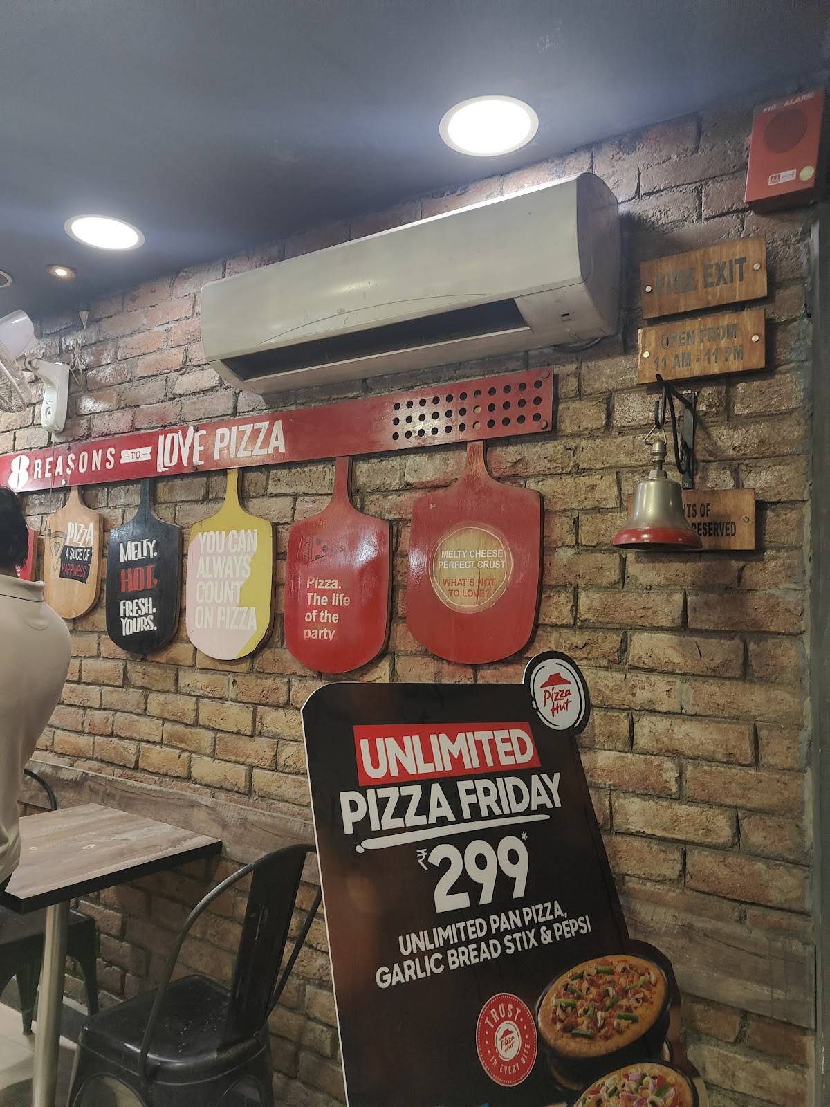 Pizza Hut Phool Bagh Lashkar, Gwalior menu