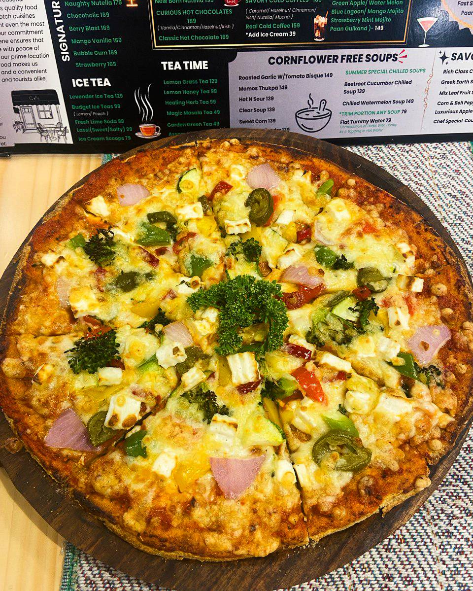 CAFE FRIDAY - Best Multi-Cuisine Cafe In Solan( Most Instagrammable Cafe ) 100% Vegetarian menu