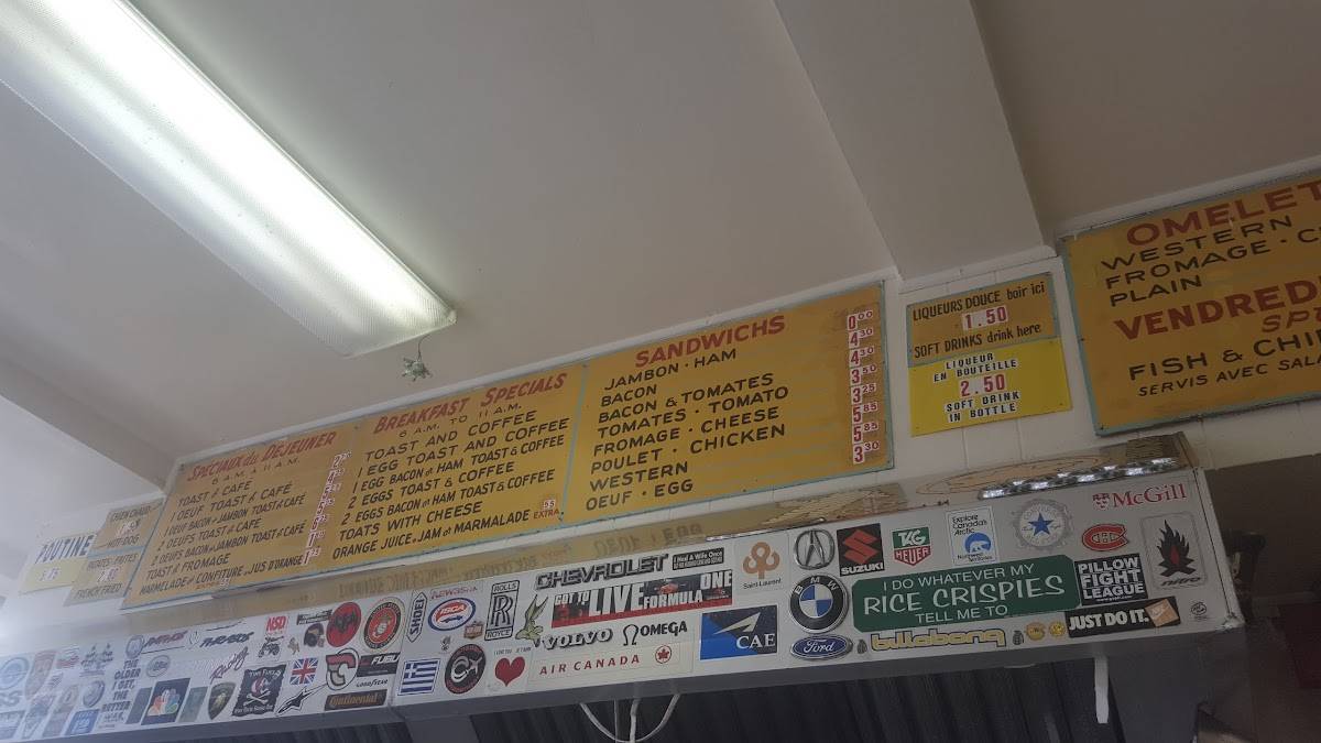 Menu at Décarie Hot Dogs restaurant, Montréal