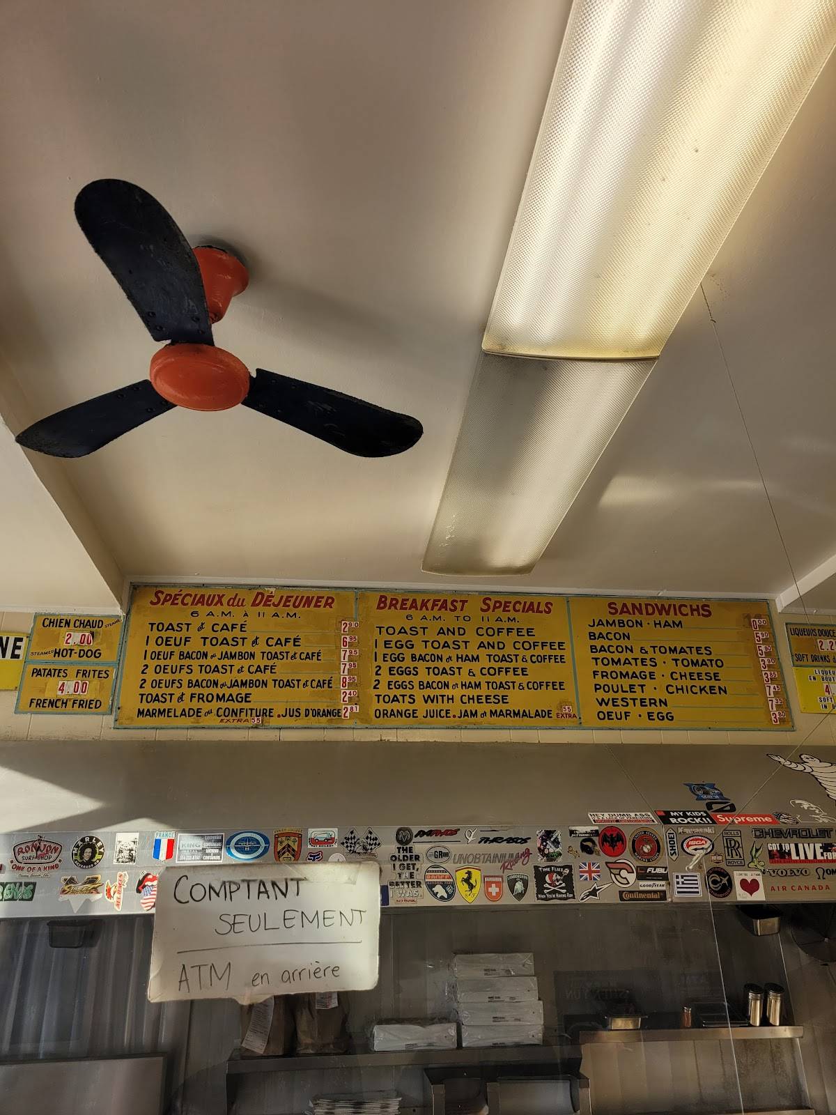 Menu at Décarie Hot Dogs restaurant, Montréal