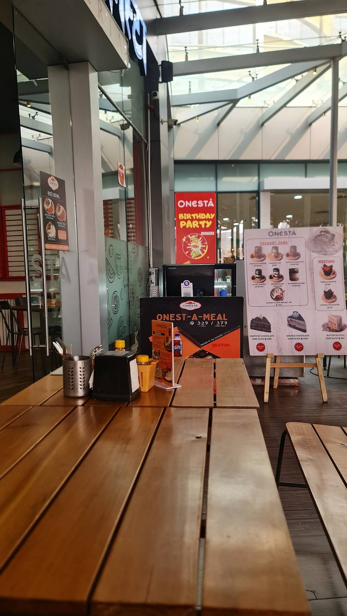 Onesta Magarpatta, Pune menu